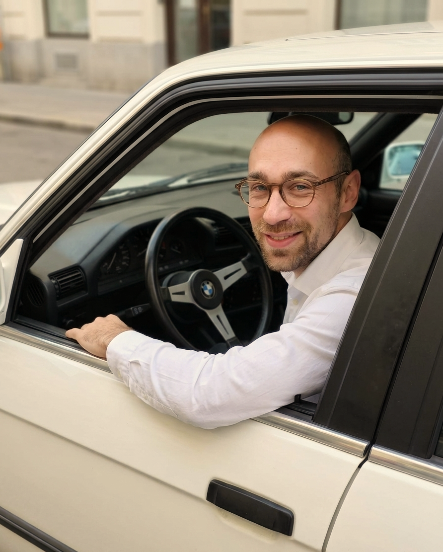 Florian Becker, Gründer von ClassicsLane, am Steuer eines klassischen BMW.